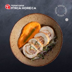 Курячий рулет з моцарелою та шпинатом - замовити мясо гуртом від виробника для ресторанів, кафе, готелів, магазинів 