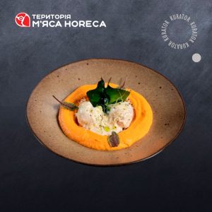 МІТБОЛИ У ВЕРШКОВО-СИРНОМУ СОУСІ З ОВОЧЕВИМ МУСОМ - замовити мясо гуртом від виробника для ресторанів, кафе, готелів, магазинів 